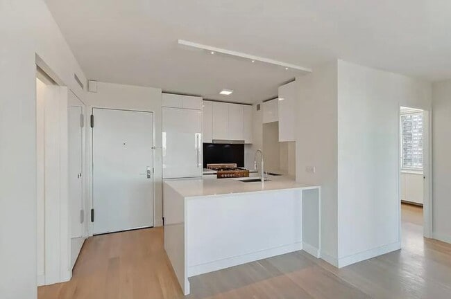 Building Photo - 3 bedroom in NEW YORK NY 10019
