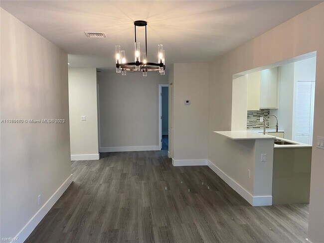 Building Photo - 3 br, 2 bath House - 1747 NE 55th St # 1-2