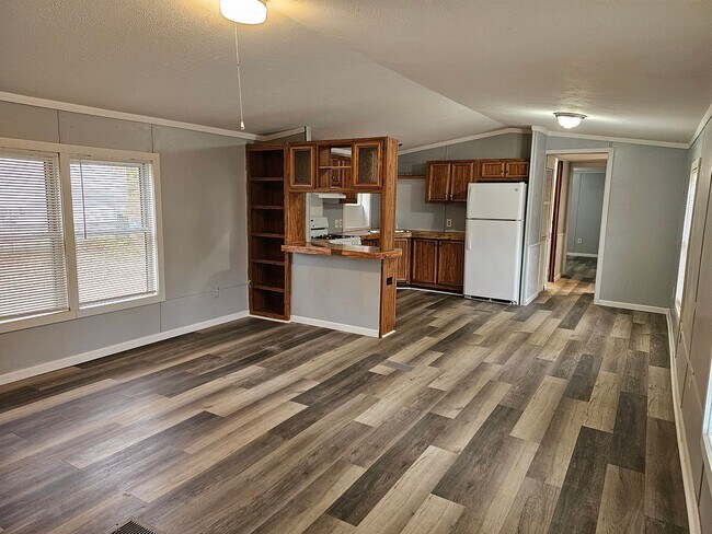 Building Photo - 3 Bedroom Single Family Mobile Home for re...