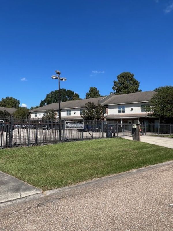 Foto del edificio - 828 Meadow Bend Dr