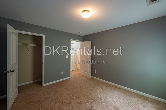 Foto del edificio - 345 Franklin Ln