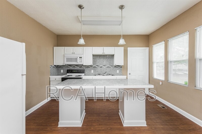 Foto principal - 3117 E Michigan St