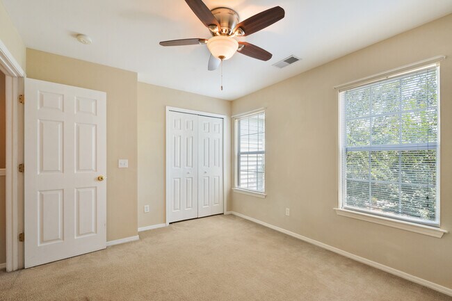 Foto del edificio - 244 Station Mill Blvd