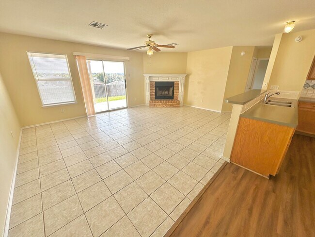 Foto del edificio - NEW IN MANAGEMENT - AVAILABLE NOW!