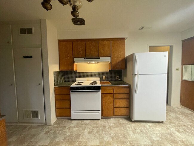 Building Photo - Charming Pet Friendly, 3-Bedroom 1-Bath, p...