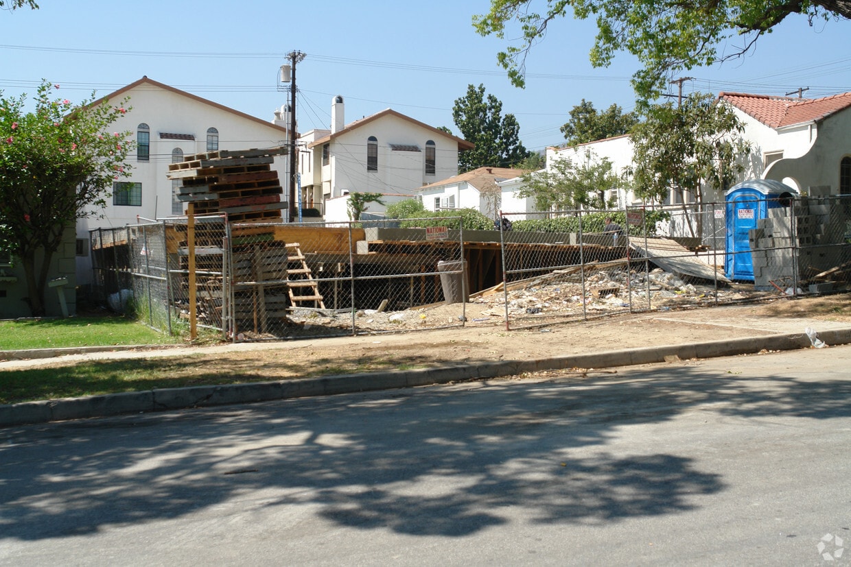 Building Photo - 735 E Angeleno Ave