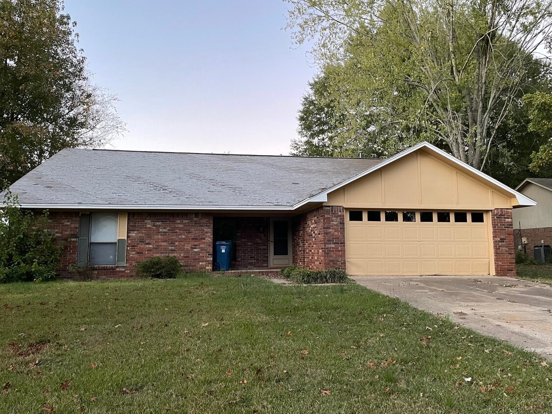Primary Photo - 10 Pebble Brook Dr