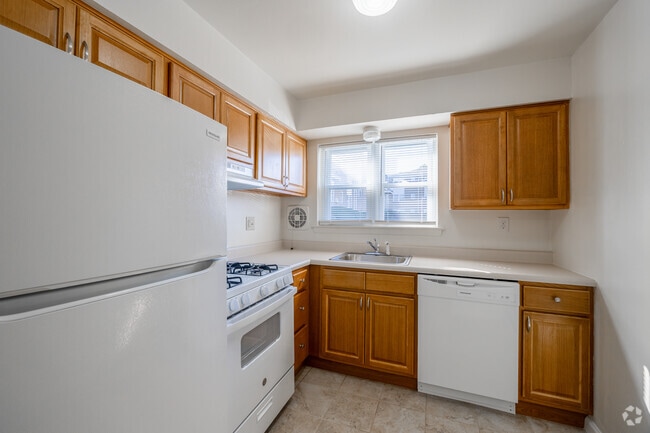 1BR, 1BA - 750 SF - w Balcony - Kitchen - Parkwood Gardens