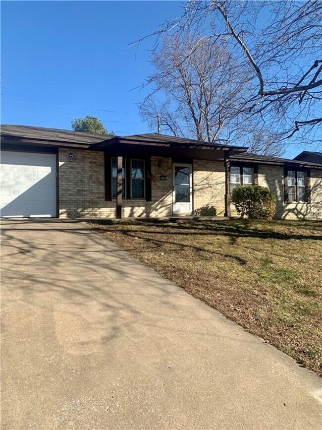 Foto del edificio - Charming Home with Open Kitchen, Fireplace & 2-Car Garage