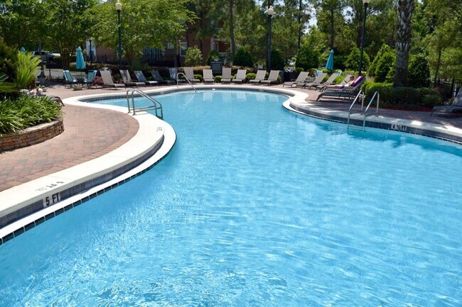 Foto del edificio - RESORT STYLE LIVING at the Barrington Park Condos!  2/2 on 2nd Floor w/ Balcony!