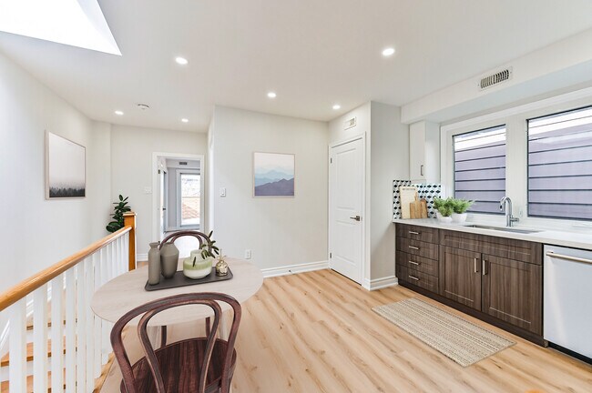 Photo du bâtiment - 2 Bedroom and 1 Bathroom Upper Floor Unit ...
