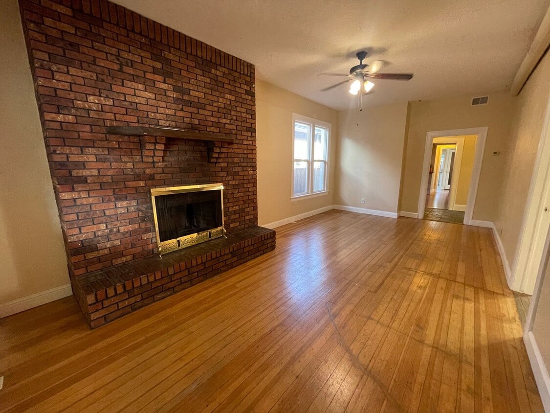 Charming 3 Bed 2 Bath in Downtown Denver. - Charming 3 Bed 2 Bath in Downtown Denver.