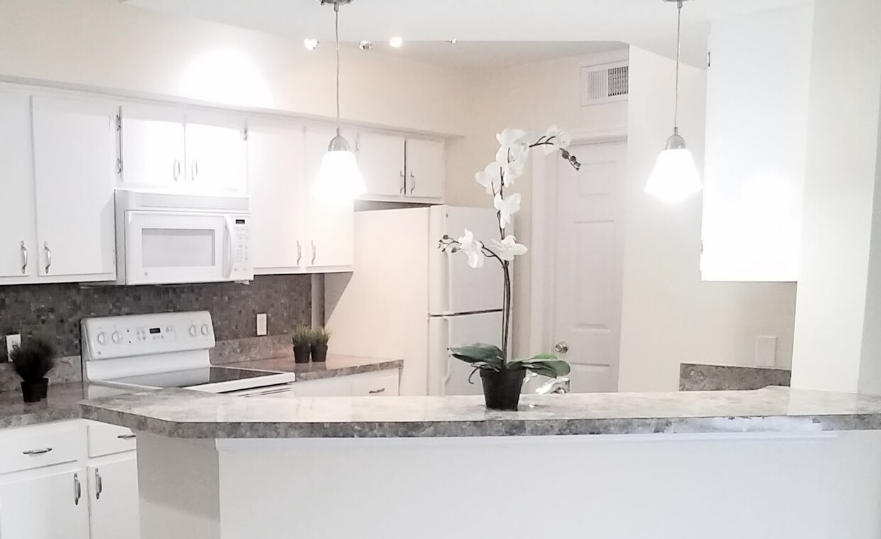 Foto principal - Gorgeous Remodeled 2/2 Floors Condo For Re...