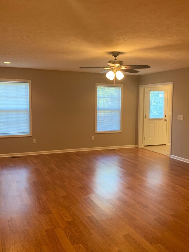 Building Photo - Must see! Charming 3 Bedroom/2 Bath Home w...