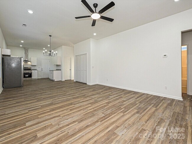 Foto del edificio - 1349 Russell St