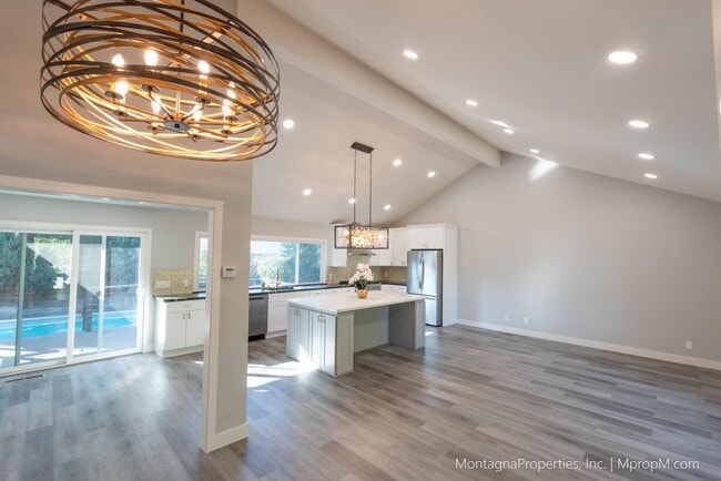 Foto del edificio - Spacious custom 4 bedroom home with pool and 2 car garage!