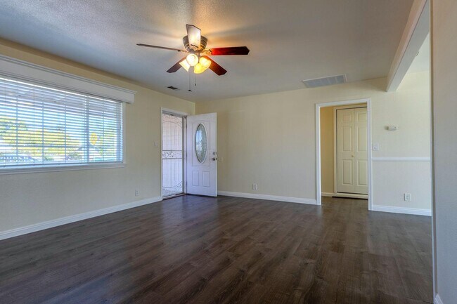 Foto del edificio - 316 N Walnut Ave