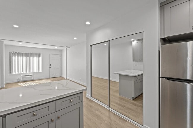 Foto del edificio - 1240 W 29th St