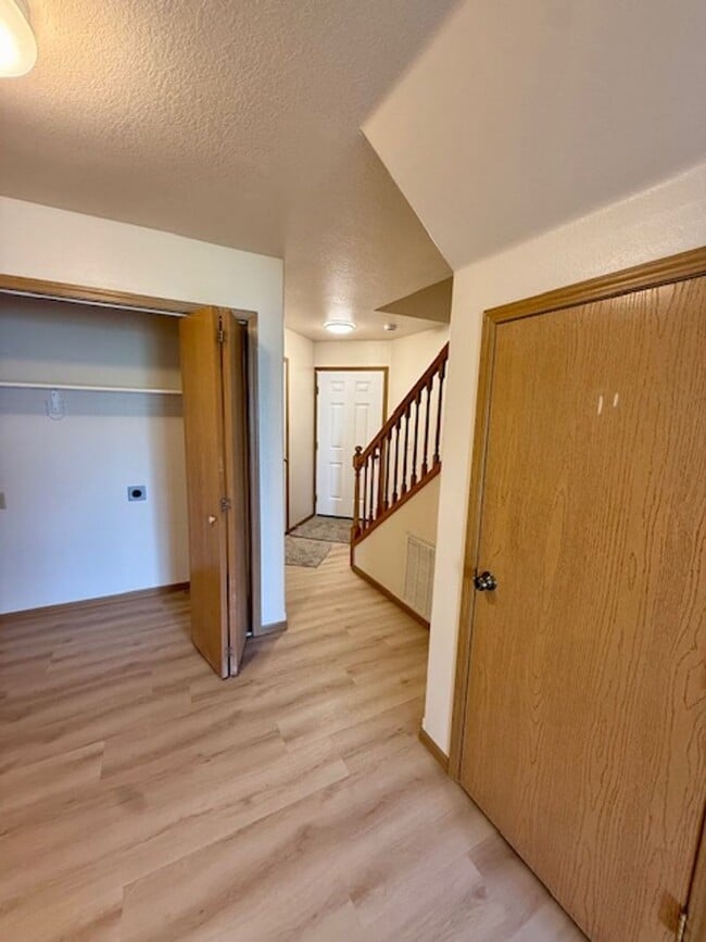 Building Photo - Charming 3 Bed, 1.5 Bath Unit in the Heart...