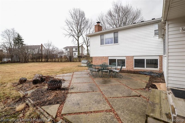 Building Photo - 18503 Valleyview St