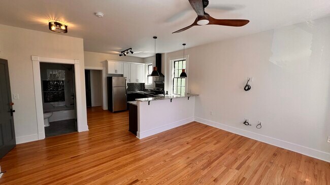 Sala de estar - 105 E Church St