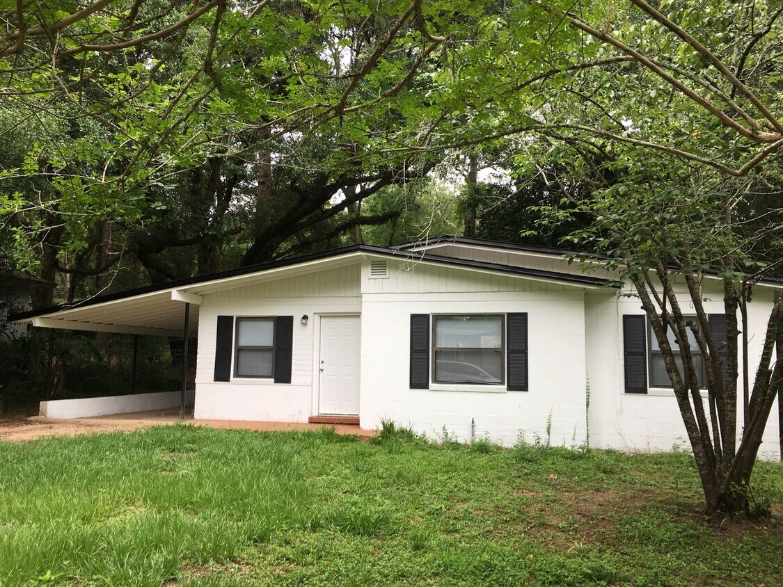 Primary Photo - Charming home with a New Kitchen, tile flo...