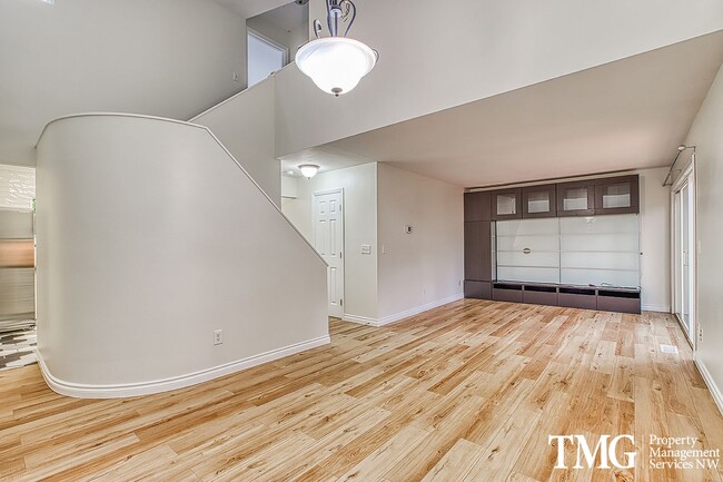 Building Photo - Wonderful 2 Bed 1.5 Bath Townhome in Seclu...