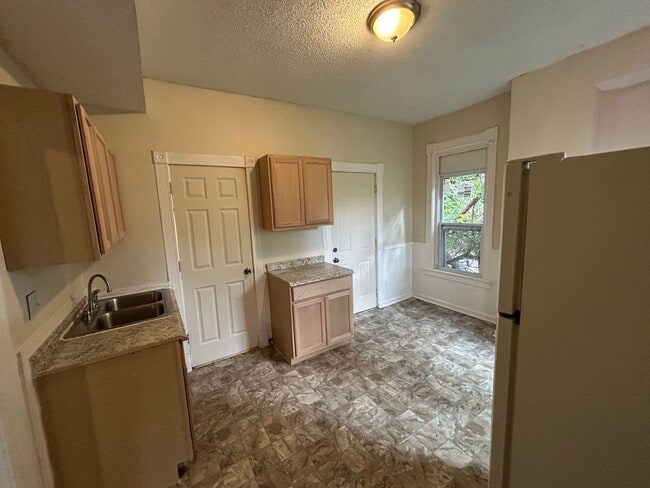 Building Photo - 666 Sims Ave