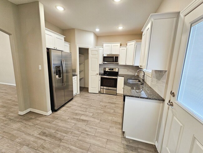 Foto del edificio - Spacious 3 Bedroom/2.5 Bathroom Chaffee Cr...