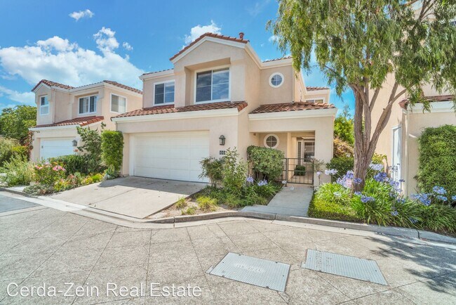 Building Photo - 3 br, 2.5 bath House - 211 Hudson Bay - LU