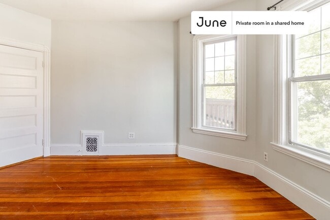 Foto del edificio - Private bedroom in 5 bed/1 bath Home