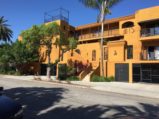 Building Photo - 828 N Hudson Ave