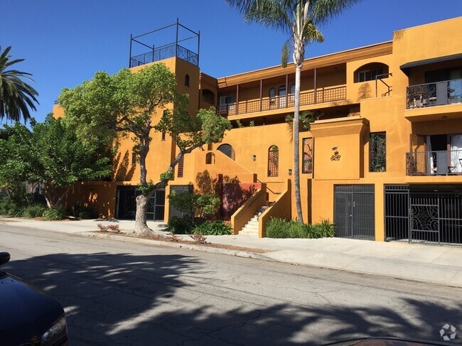 Building Photo - 828 N Hudson Ave
