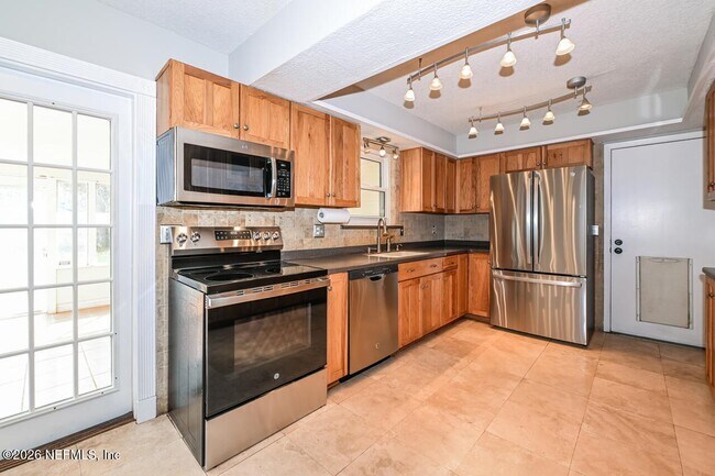 Building Photo - 1077 Kings Rd