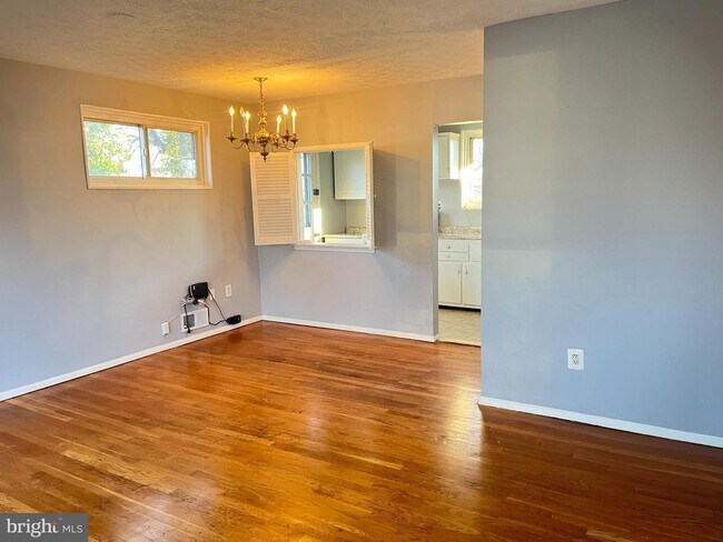 Building Photo - Discover the charm of this exquisite two-l...