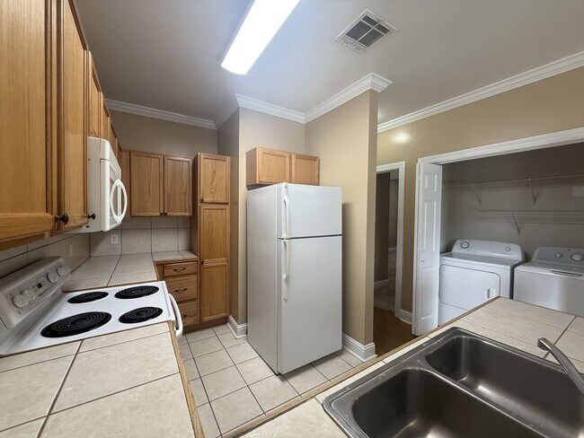 Foto del edificio - 2/2 Penny Lane Condo with washer/dryer