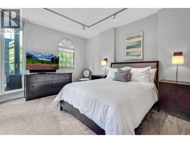 Building Photo - 281 Smithe St