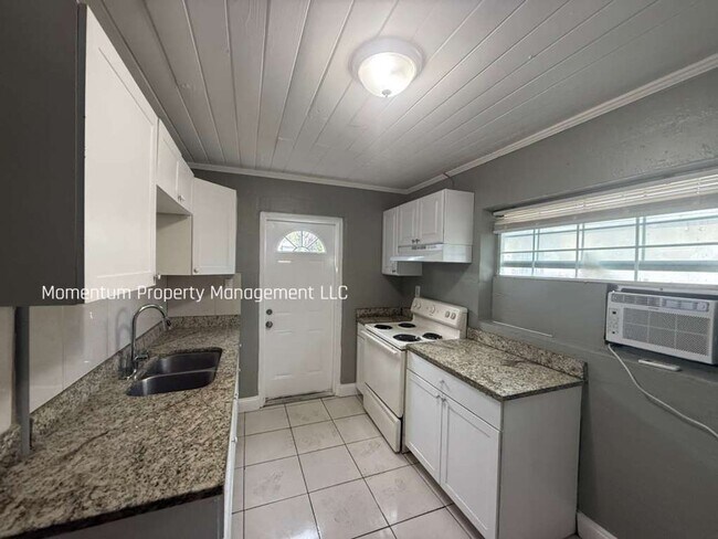 Foto del edificio - Cute 2/1 Duplex in Ybor City! AVAILABLE FOR IMMEDIATE MOVE IN!!