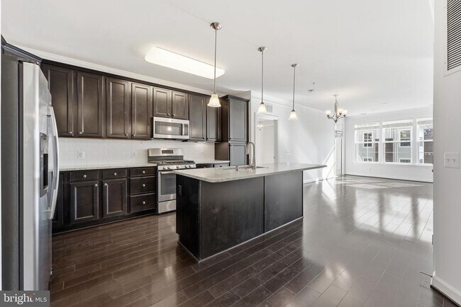 Foto del edificio - 13723 Neil Armstrong Ave