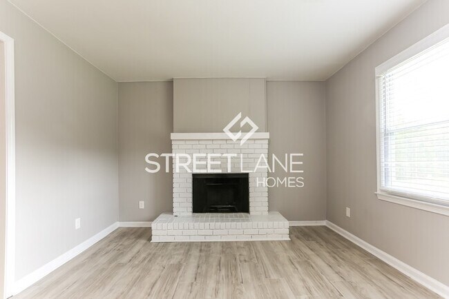 Building Photo - NOW OFFERING FIRST FULL MONTH FREE!!