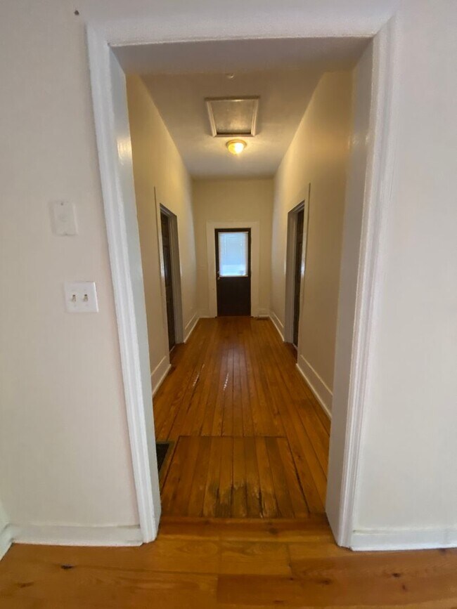 Foto del edificio - 2 Bedroom House with Fenced Backyard near ...