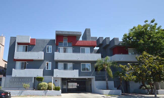 Building Photo - 5051 Rosewood Ave