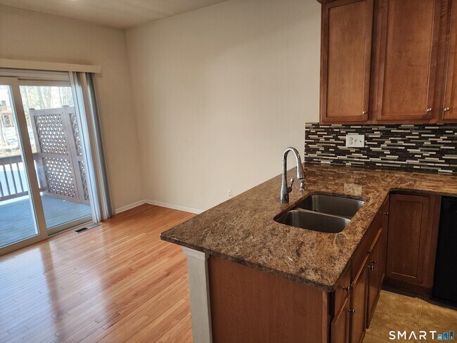 Foto del edificio - 158 Sterling Dr