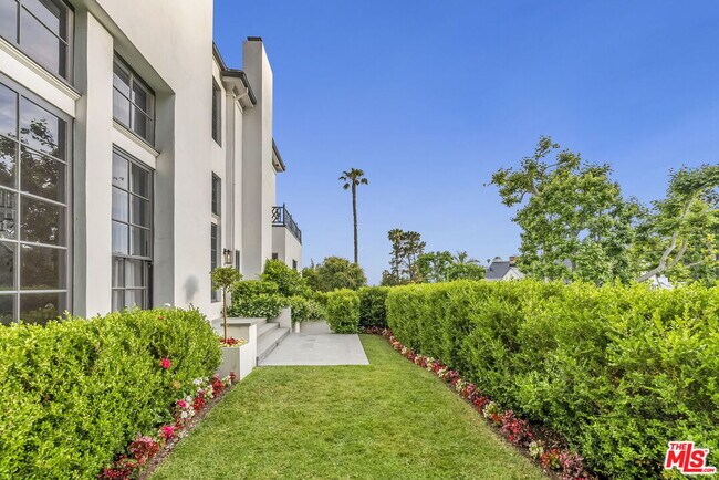 Foto del edificio - 1460 N Doheny Dr