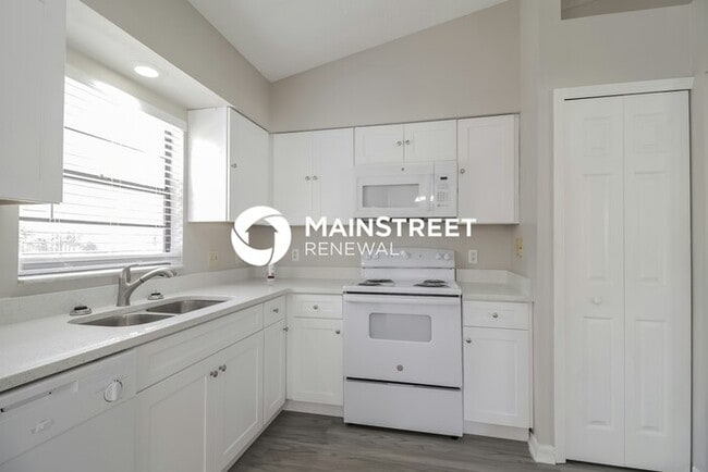 Building Photo - 4 Bedroom Pet-Friendly Home in Deltona, FL with Main Street Renewal