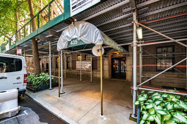 Entrada - 435 E 57th St