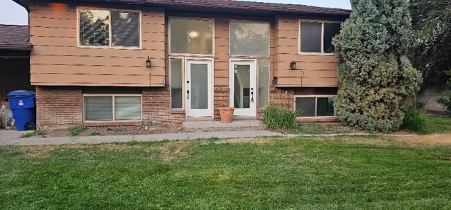 Building Photo - 922-928 E Fairclough Dr