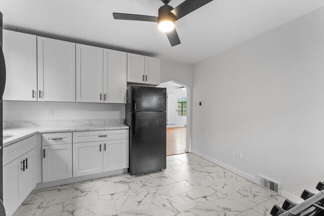 Photo - 140 Carver St House