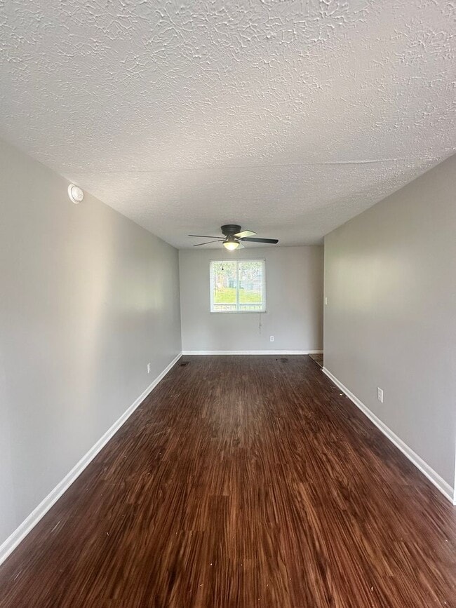 Building Photo - Beautifully Updated 3-Bed, 2-Bath Tri-Leve...