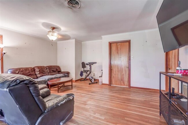 Building Photo - 504 Delz St